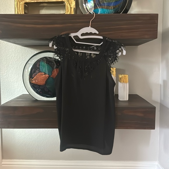 Stylish blouse in excellent condition. Features a classic design w lace details. - Picture 2 of 4